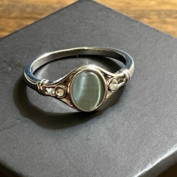 WOMENS RING - Picture 2 of 2